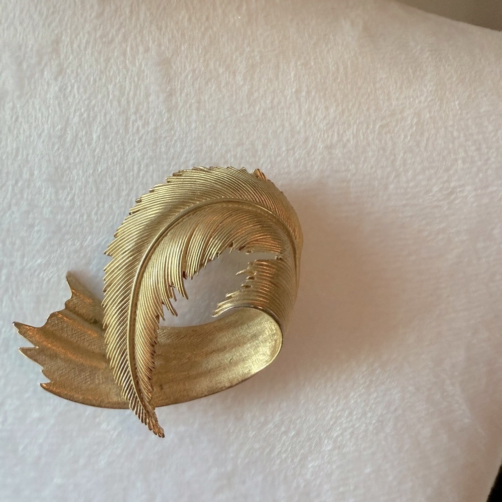 Vintage Trifari gold feather Brooch - Picture 2 of 7